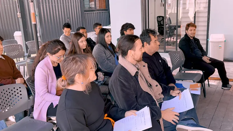 Participantes de BlockCamp con materiales impresos
