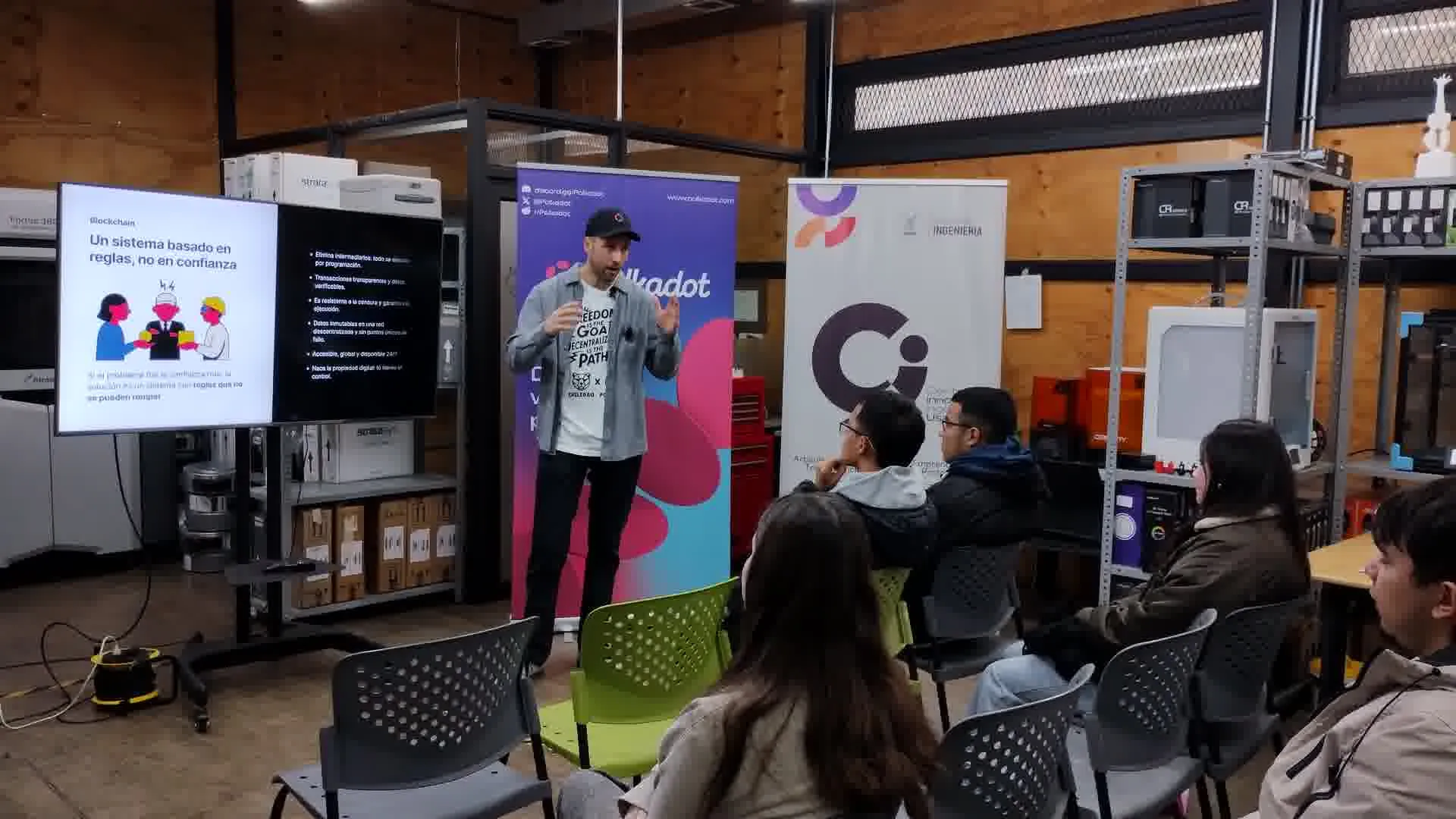 Expositor explicando fundamentos de Blockchain con apoyo de una pantalla.