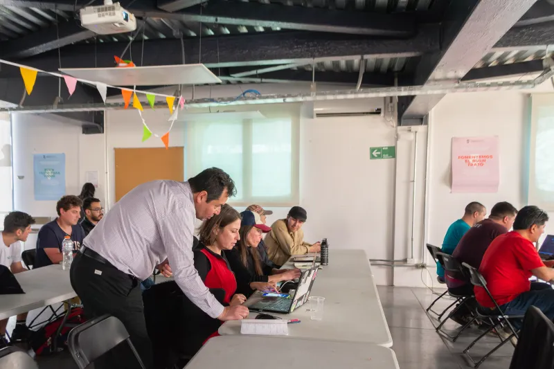 Participantes del taller Polkadot trabajando con computadores